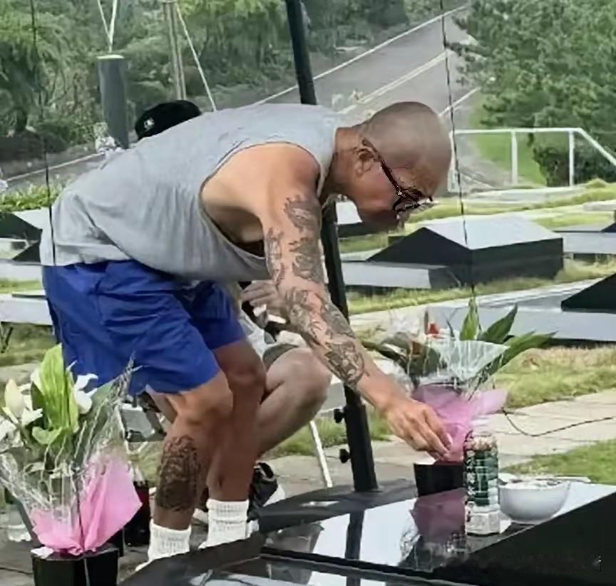 徐熙媛雕像落成，具俊晔亲自设计，监督施工。我长这么大，第一次见这么长情的男人