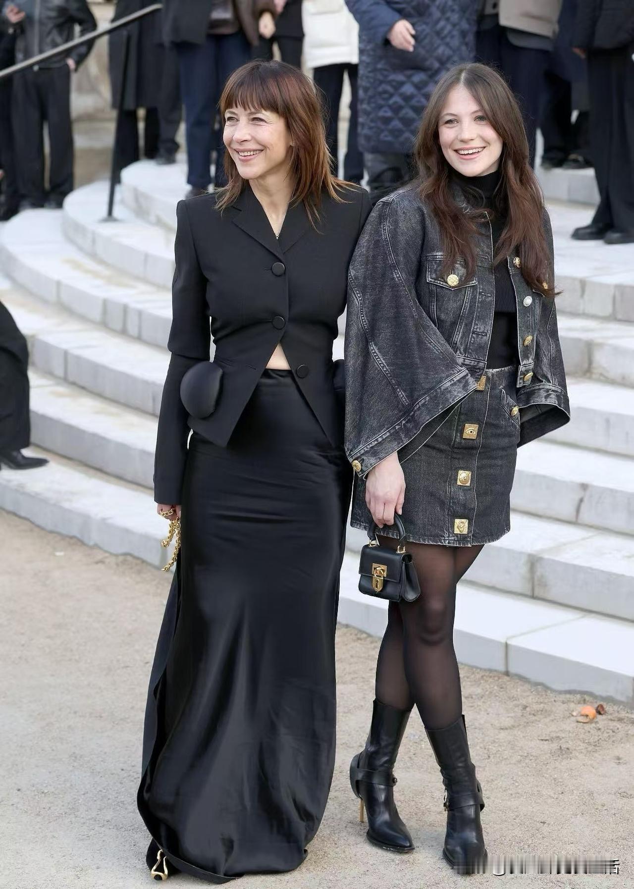 苏菲玛索带着女儿出席活动，法兰西玫瑰坚持不婚却有一儿一女苏菲·玛索被公认为“