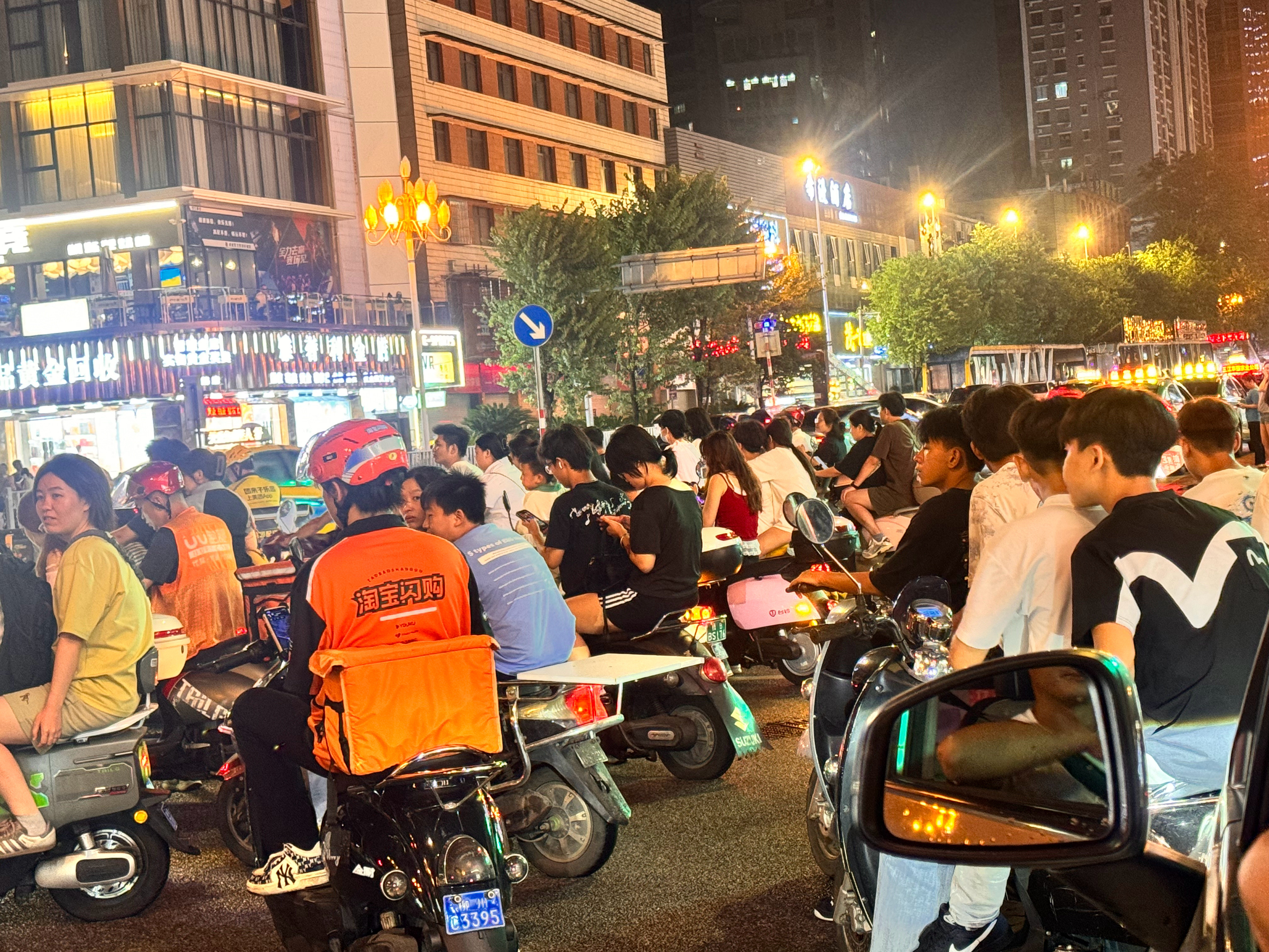 满大街的奇怪人类剁椒鱼头和讲脏话的未成年柳州·五星商业步行街