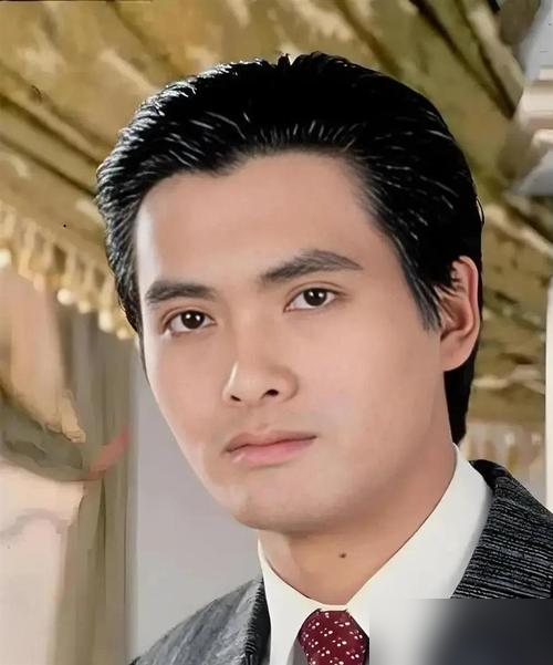王晶说周润发私下没交心朋友，连喜剧都演不了，这话听着像骂人，可细想全是羡慕。发哥当年一部《八星报喜》