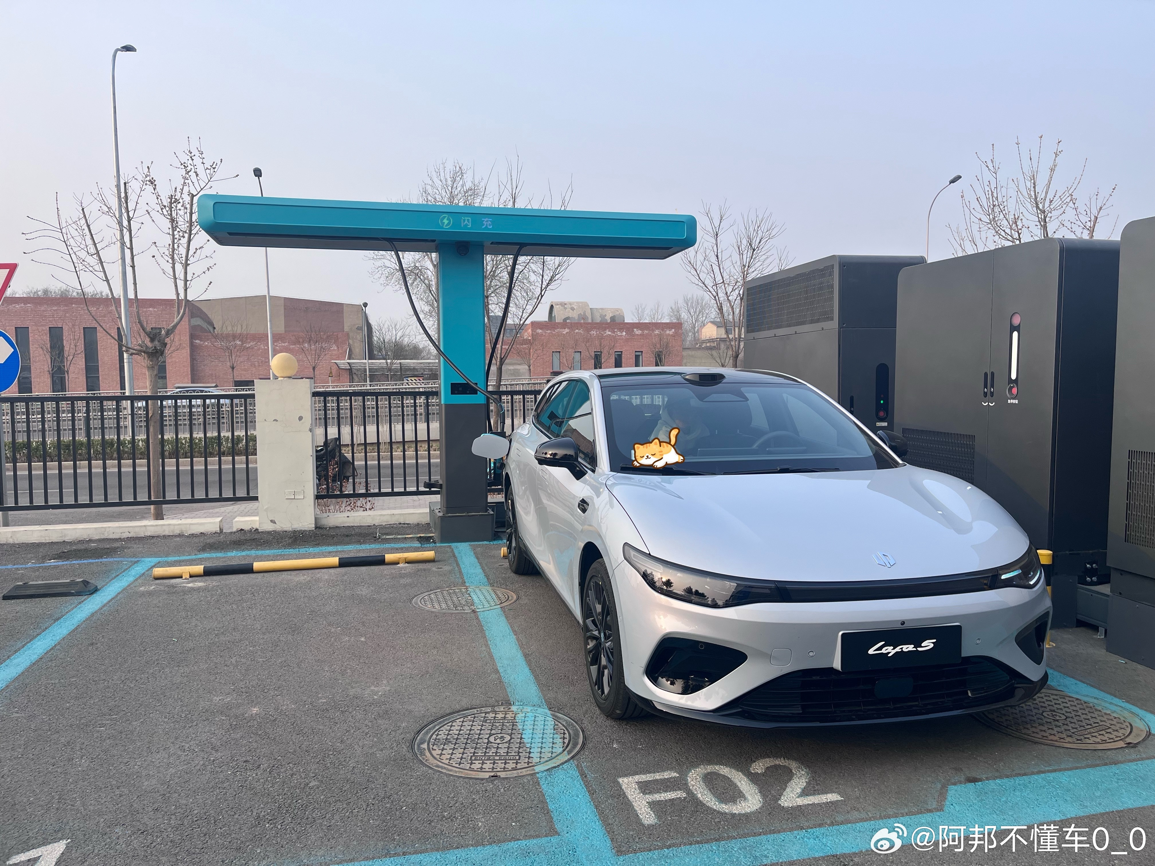 上次简单体验了下比亚迪闪充，充电起压非常快，效率够快，功率够高，充电桩上敢写单枪