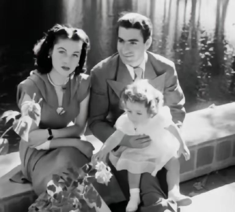 这是伊朗末代国王巴列维跟第一任妻子和他们的女儿的相片，一家三口多好。看看国王看