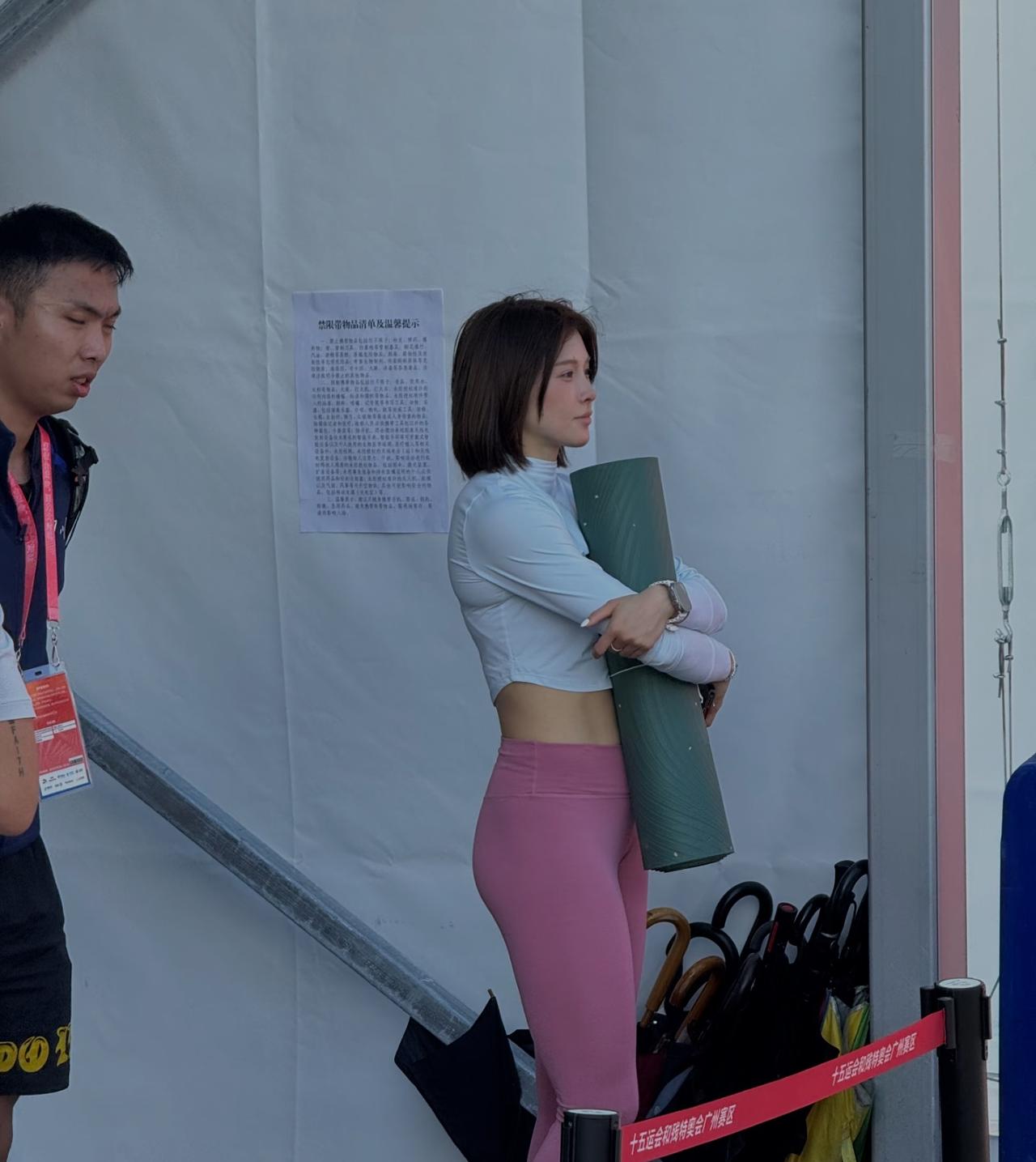 网友拍到的吴艳妮在全运会赛场的生图，猛一看还以为是哪一位年轻明星。不过女明星