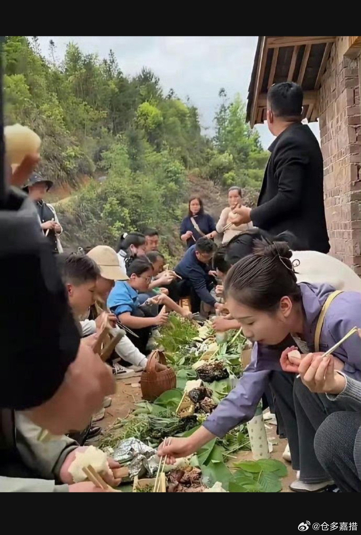 蹲地上吃饭饭，这是哪里的习俗？​​​