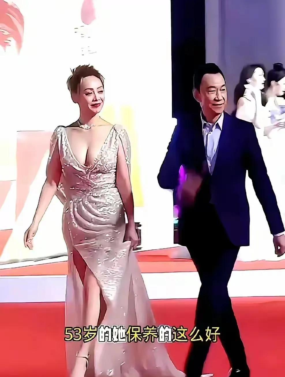 总感觉哪里不妥，演员宁静毕竟都53岁了，即使保养的再好，穿衣打扮也要有分寸！这