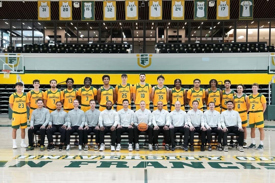 旧金山大学今天放出全家福，能看到35号王俊杰和23号赵维伦。明天上午10点，球队