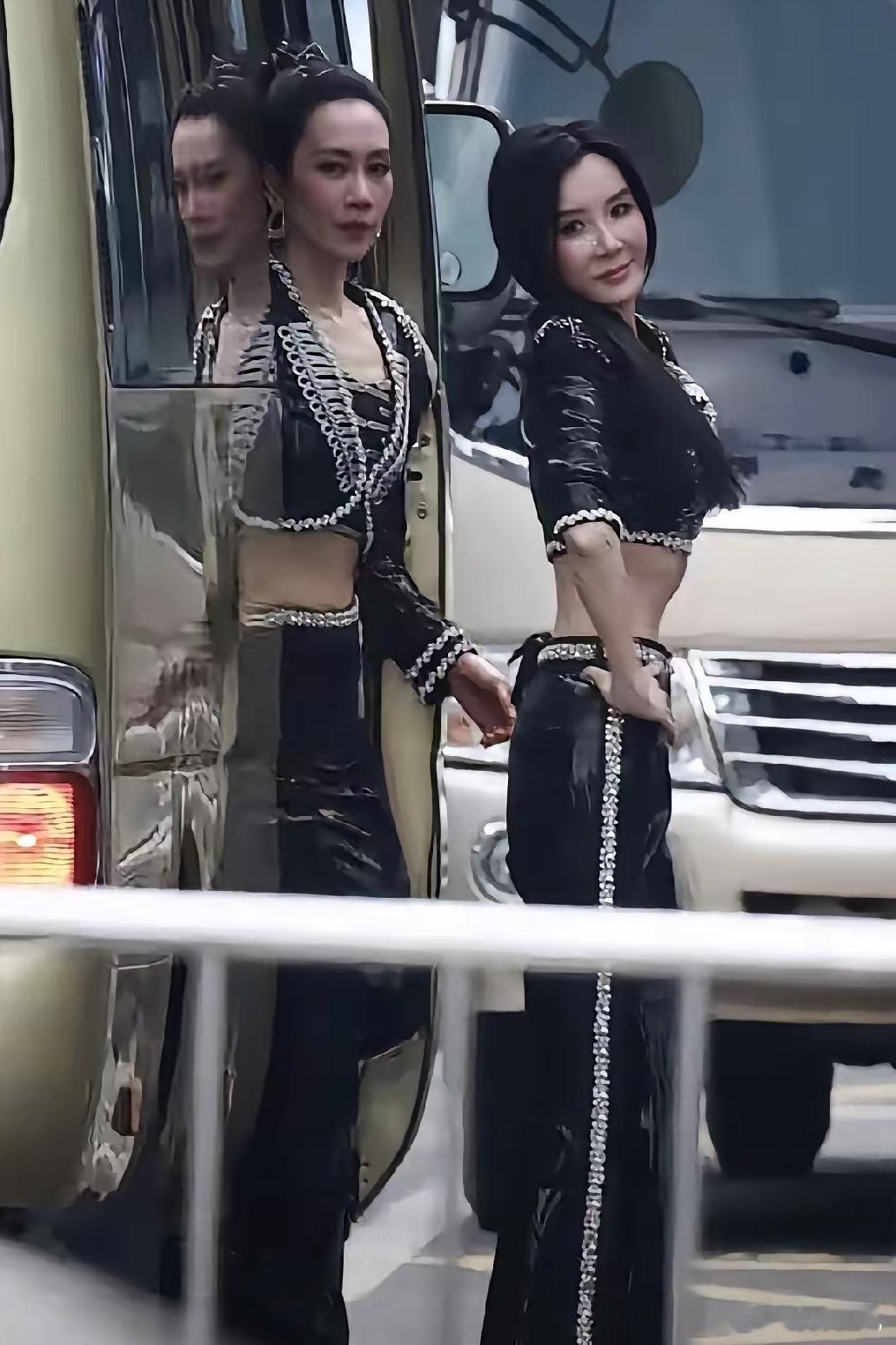 五十多岁萧蔷比温峥嵘还美我的天萧蔷真的美爆了，那身材简直美的无法形容了。特别是那
