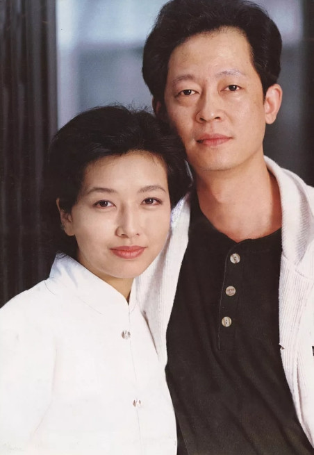 1994年，王志文趁着酒劲问江珊：“你说咱来在戏里演了这么多年夫妻了，你想不想嫁
