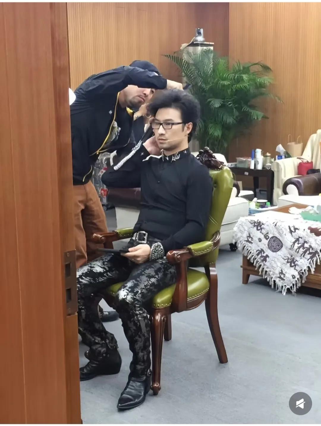 汪峰，头发要不做的这么高，是不是也就1米6？