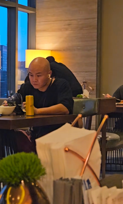 乐嘉现身深圳蛇口一家五星级高档餐厅吃饭。乐嘉比之前在电视中中更壮实圆润了些，当