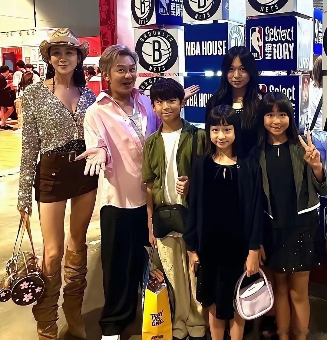 陈浩民基因太强了，四个孩子脸型如出一辙，全跟爸爸共用一张脸，不知情的还以为是四胞