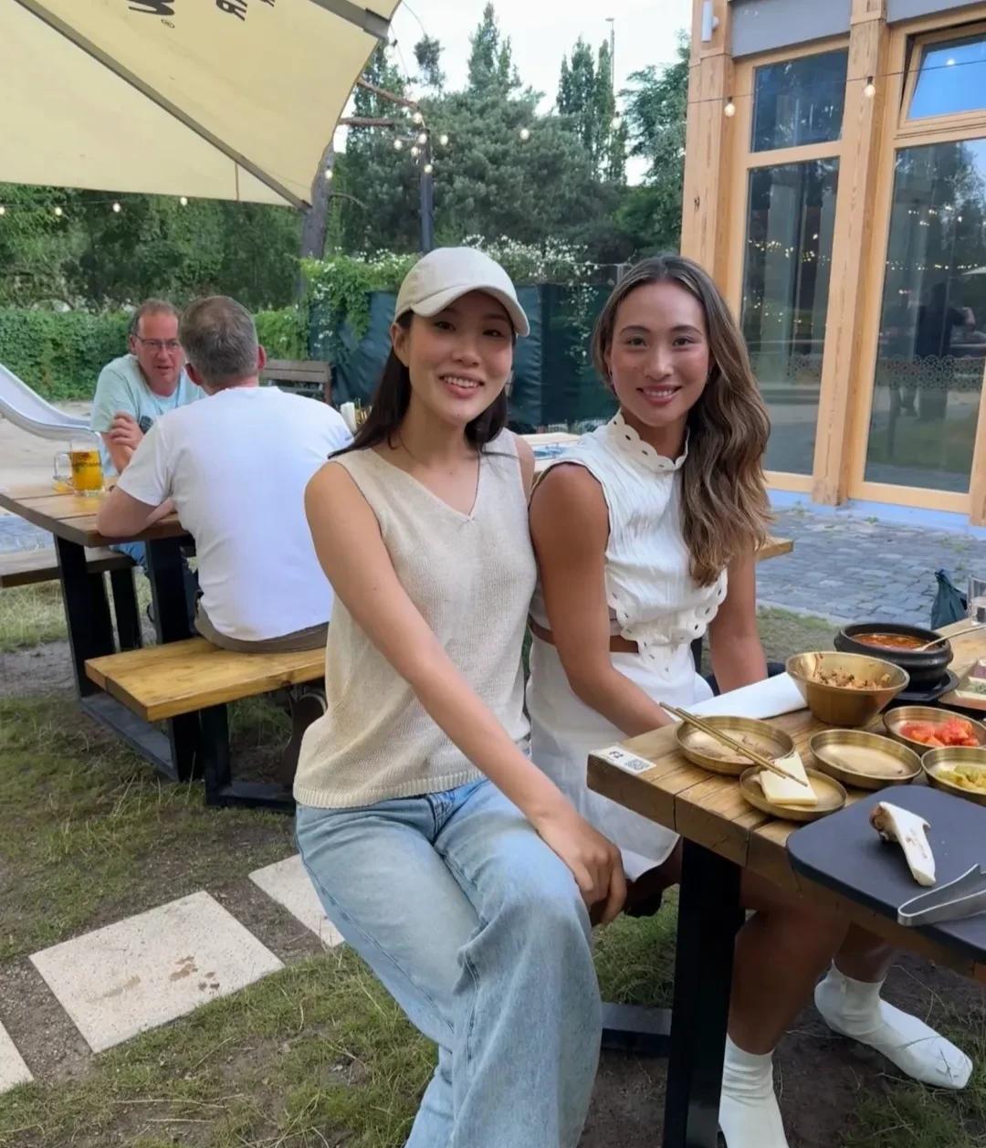 郑钦文退赛后，第一件事就是美美的打扮自己，然后吃一顿自己喜欢的美食。这有点像我们
