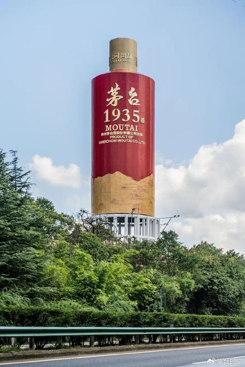贵阳有新地标啦! 35米高的茅台1935大酒瓶亮相龙洞堡机场