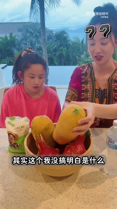 被郑希怡和女儿做糯米糍的视频甜晕！浸浸才10岁，眉眼间就和妈妈像复刻粘贴，干活时