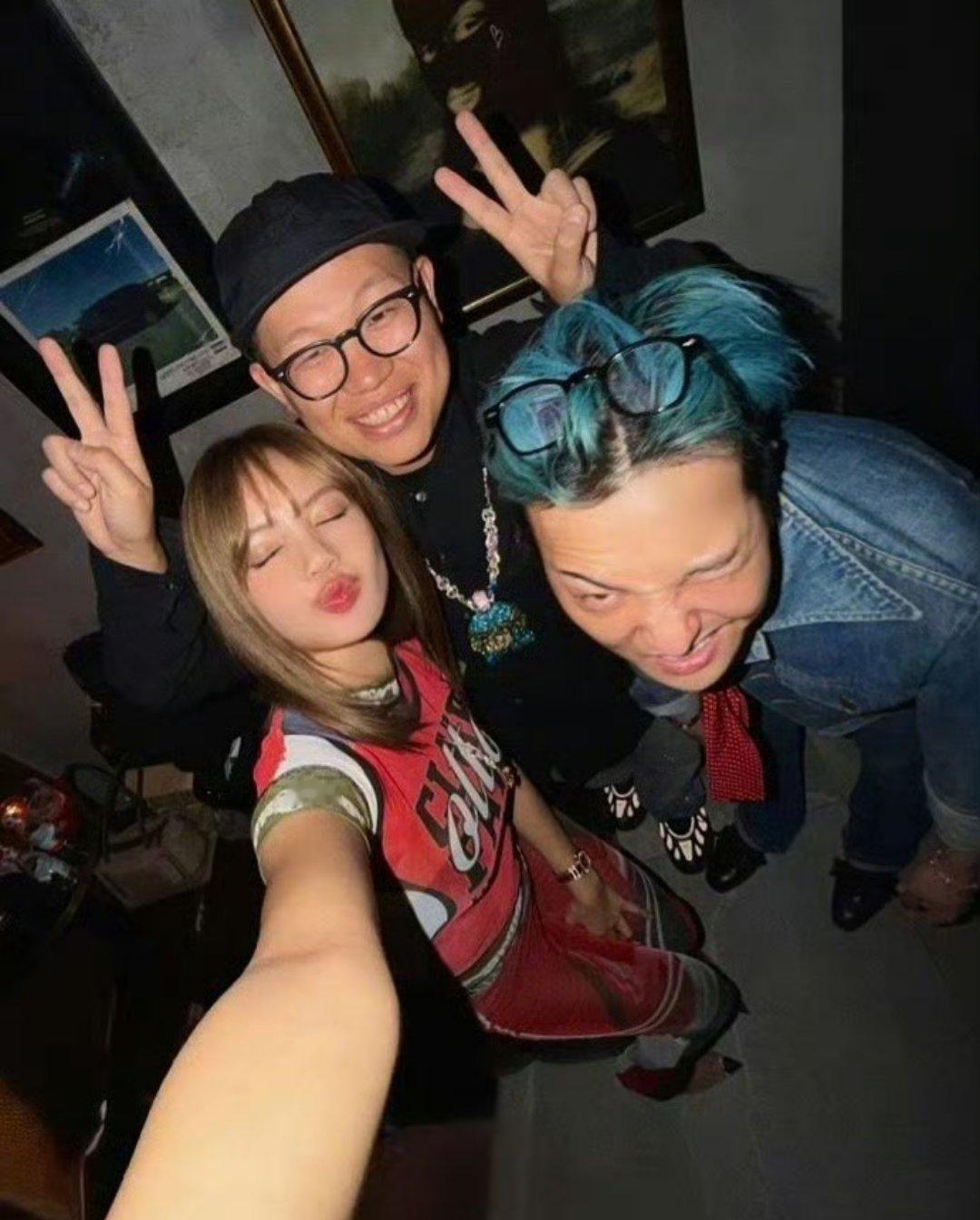 权志龙Lisa活动后台合照Lisa掌镜自拍，与权志龙、VERDY三人组可爱互动。