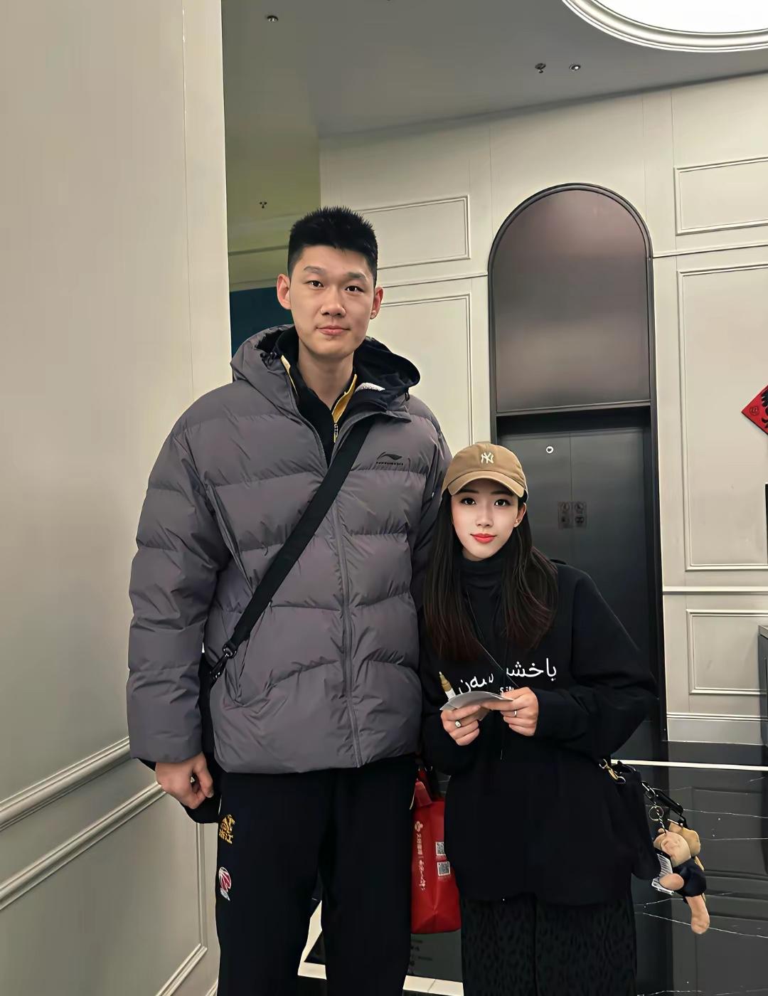 胡金秋著名篮球运动员，旁边女生是谁？非常漂亮