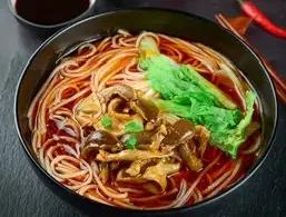 昨天去吃面，这家面馆是三个月内同一个铺面新开张的第三家，前面两家都没有活过两个月