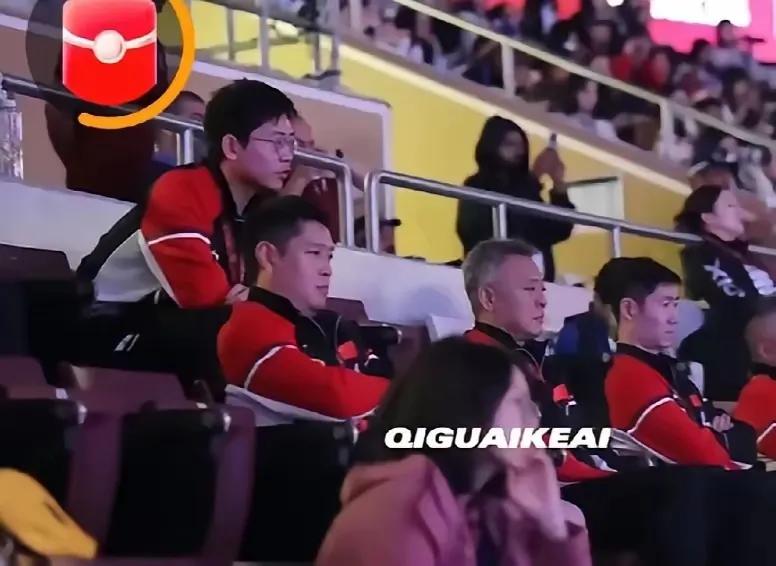 真是大场面，王励勤却纹丝不动。孙颖莎赢球，观众席都快炸，他老半天才站起来鼓几下掌