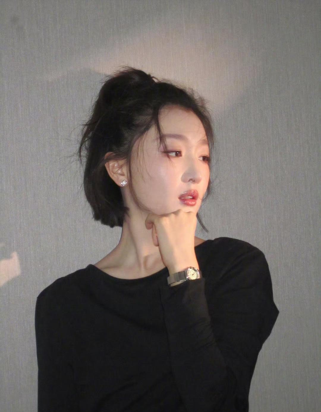 不知为何？很多人都不喜欢周冬雨，可我就是很喜欢她……喜欢她的独特无一，虽然她