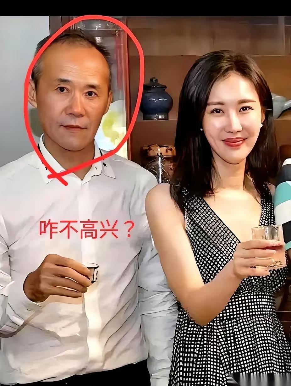 70岁的老头，为了娇妻还得出来工作，在娇妻严苛之下，还得戴一头假发示人，这男人可