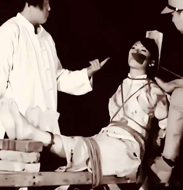 18岁抗日女战士邓静华：酷刑面前宁死不屈。1943年，女战士邓静华被鬼子抓