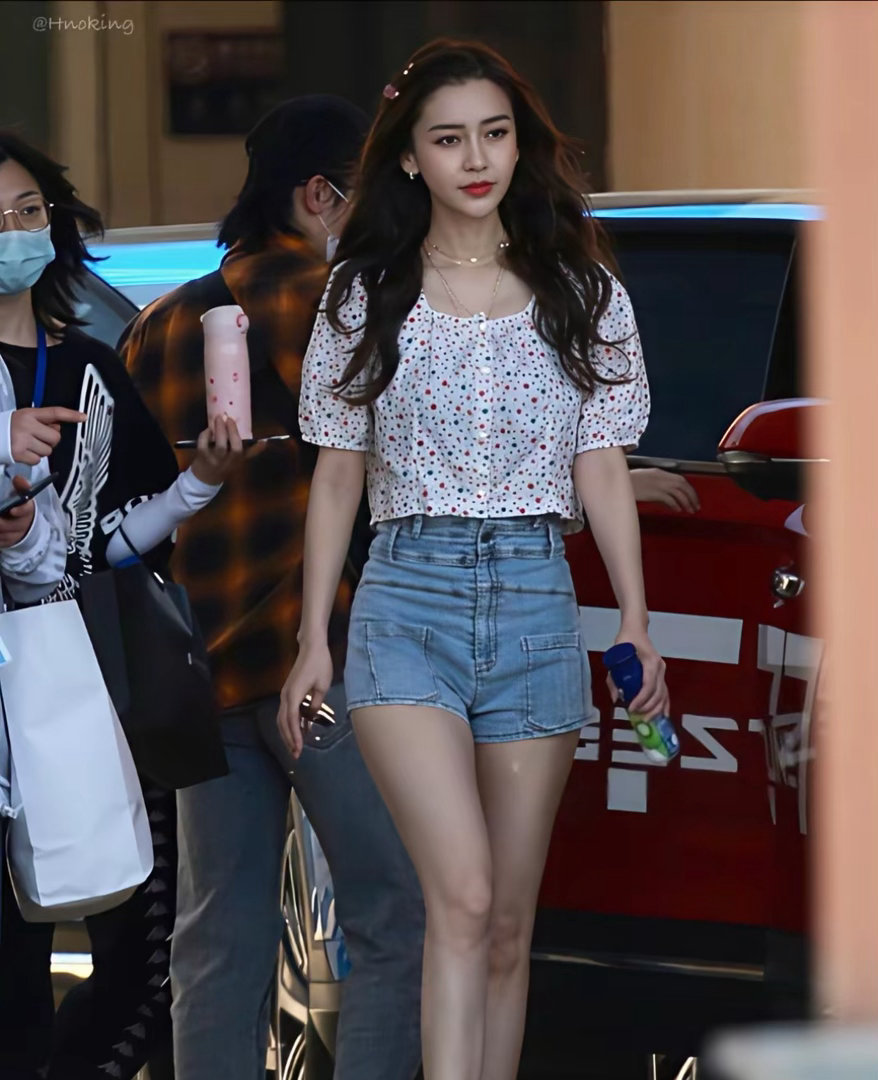 Angelababy当妈妈了还那么有少女感太让人羡慕了