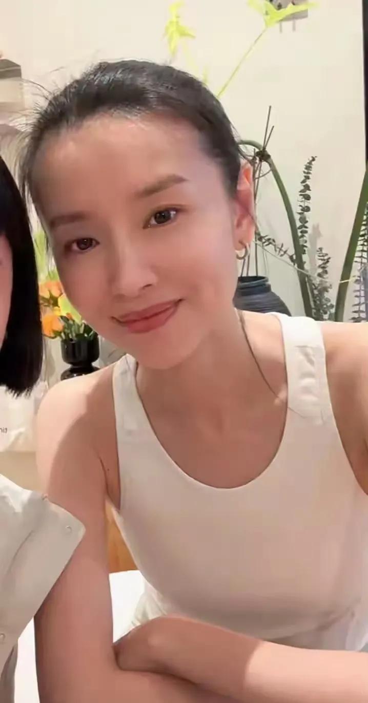 44岁董洁冲上热搜！没有带货，也没有街拍，而是被人偶遇在一家瑜伽馆做普拉提运