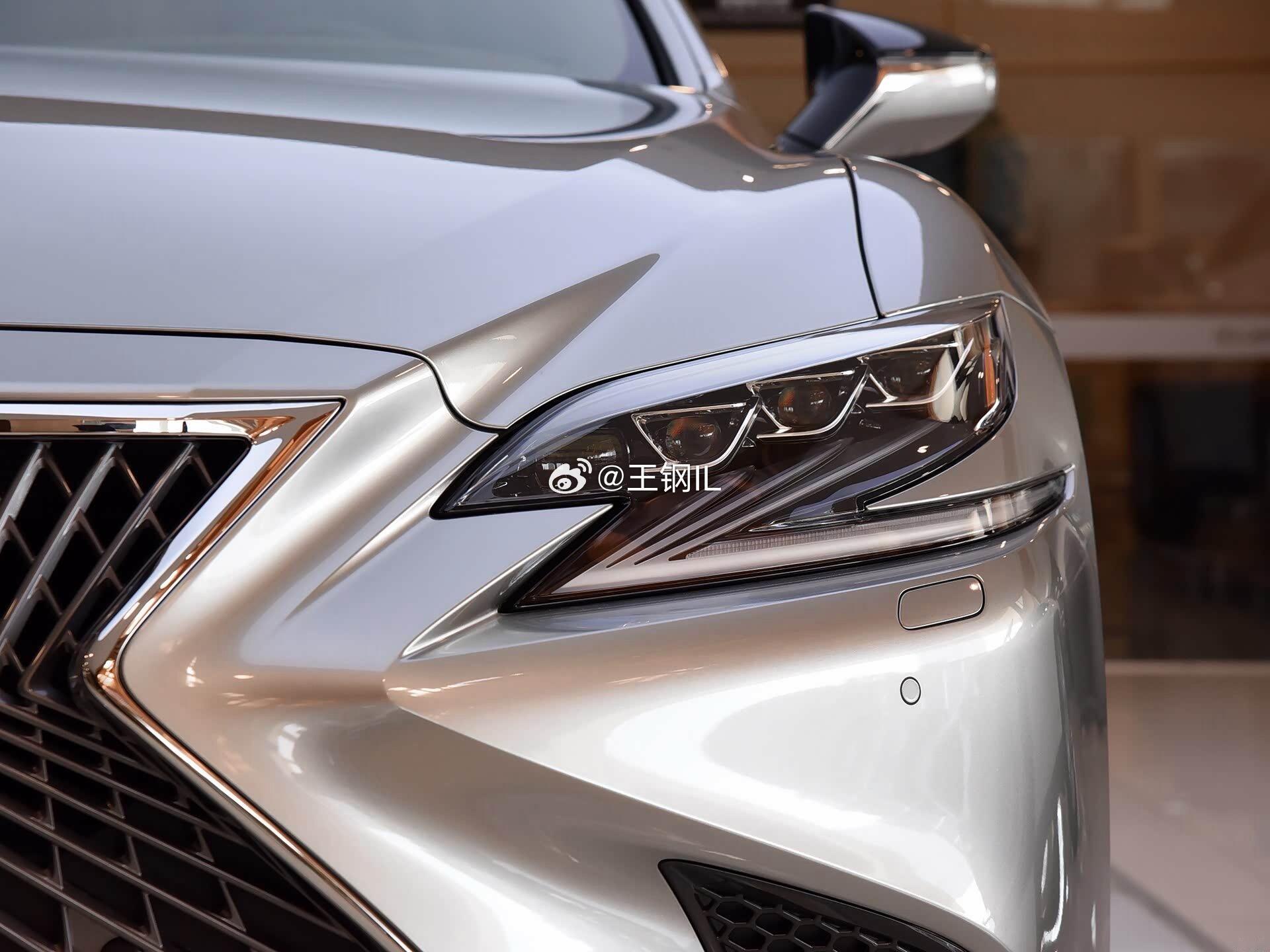 我愿称之为最绝大灯!!2018款雷克萨斯LS500h的大灯设计是其外观设计的重要