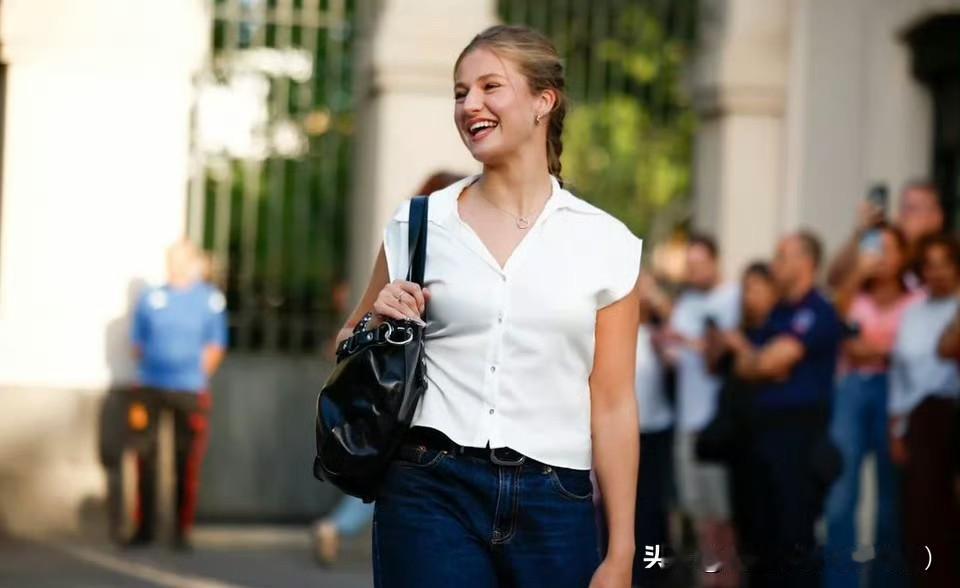 公主开学啦！莱昂诺尔公主入读马德里卡洛斯三世大学，专攻政治学！白色短袖搭配牛仔裤