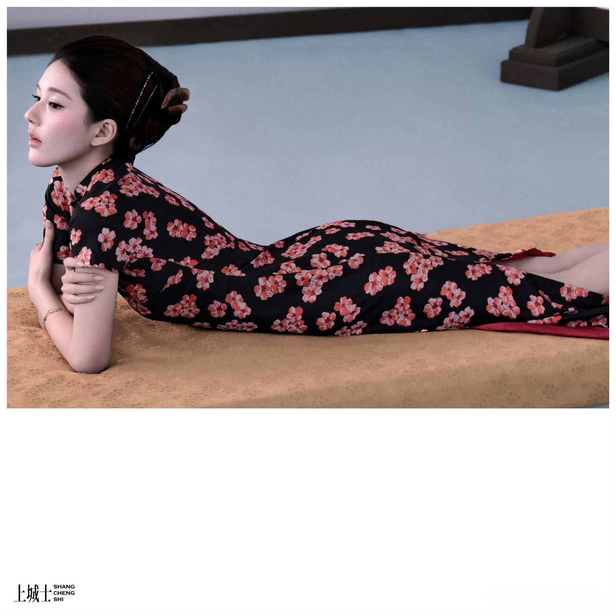 这个衣服和发型，感觉拍的有点奇怪​​​