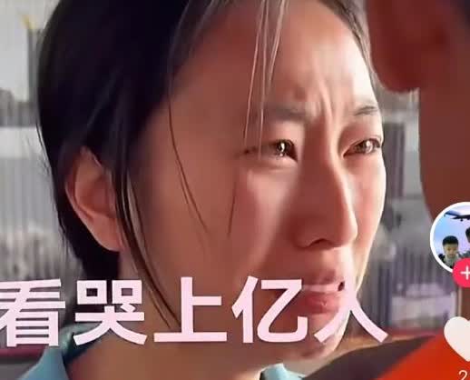 在学校旁的小餐馆里，一个穿着破旧工装的农民工父亲来看女儿，俩人居然只点了一碗牛肉