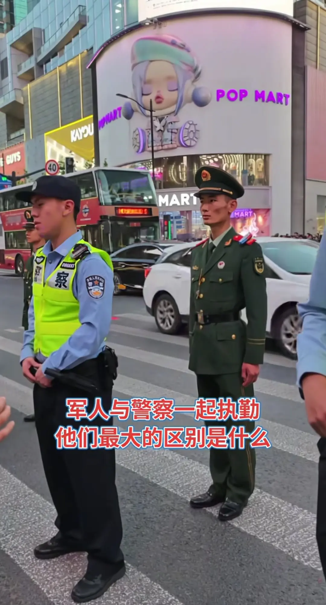 为什么军人站第二排？？？