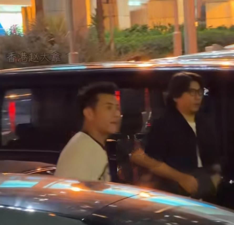 台上的许志安唱得眼眶通红，台下观众却全被镜头扫到的张卫健给破防了。59岁的人，导播镜头扫过去时毫无防