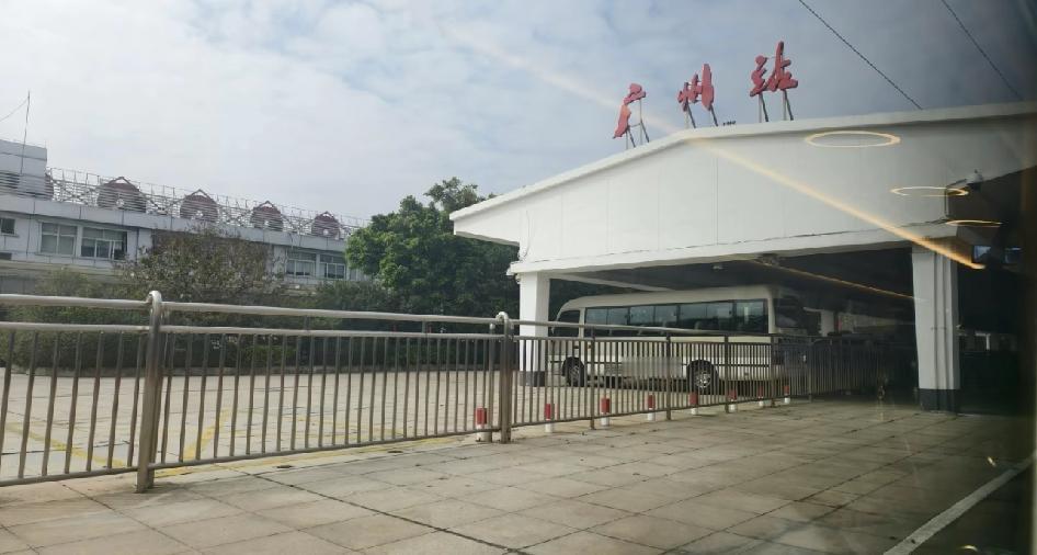 感觉广州站客运人数是最少的一年自从广州站大多数的绿皮火车停靠至广州白云站，广