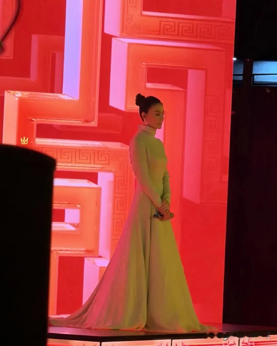 王菲春晚后台候场，仙气飘飘，灯光暗下来的她身材高挑气质优雅，五官立体清冷，不愧是