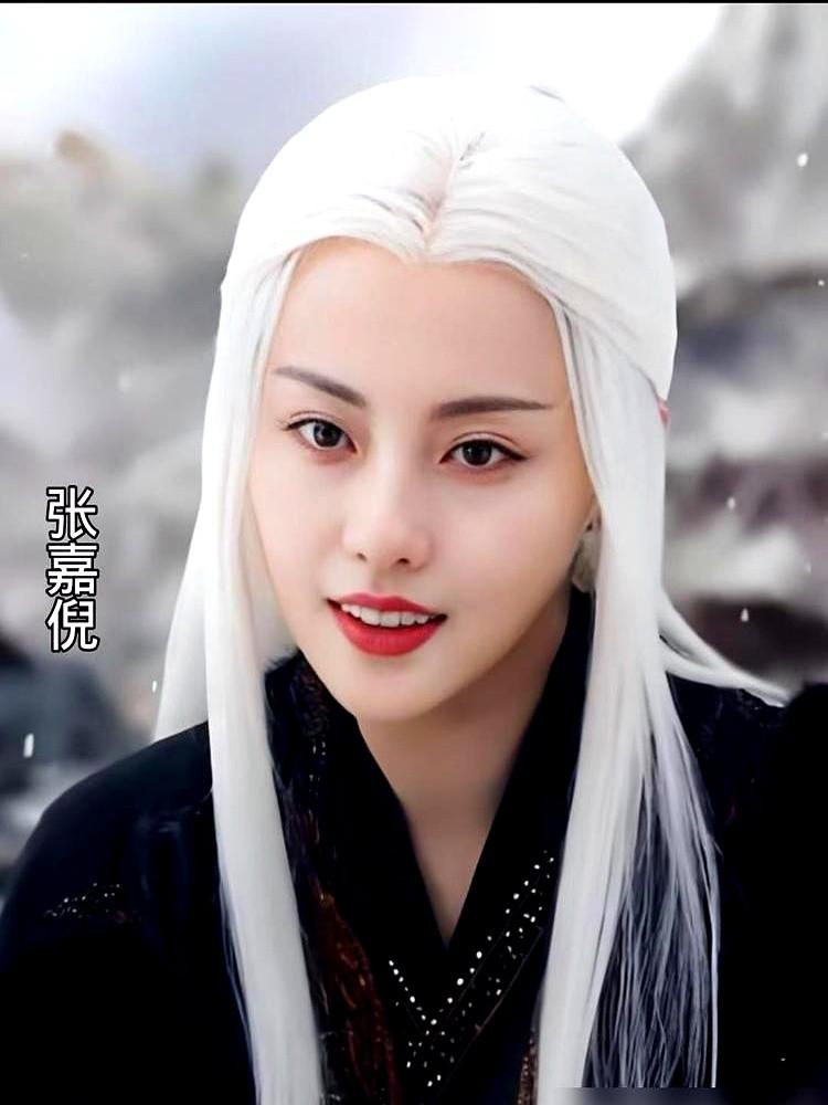 导演喊“卡”后，杨紫还跪在地上，眼泪止不住地往下砸，工作人员赶紧冲上去抱着她，轻