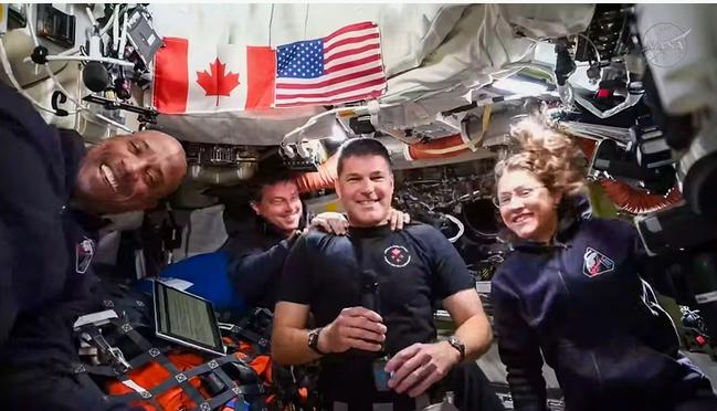 阿尔忒弥斯飞越月球完成，值得庆贺奔赴月球的美国阿尔忒弥斯2号宇航员，在与美国