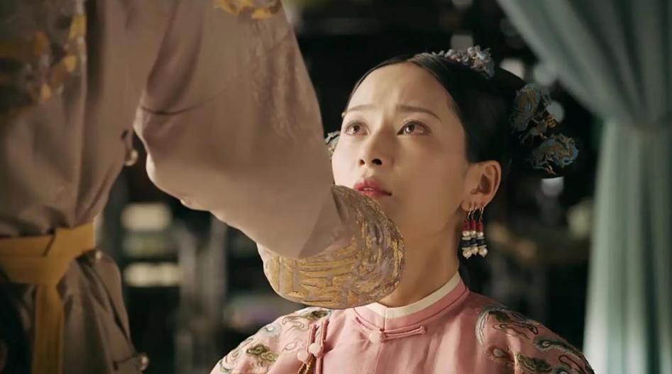 1728年，乾隆在花园散步时，见一个貌若天仙的女子，缓缓向他走来。四目相对间，乾