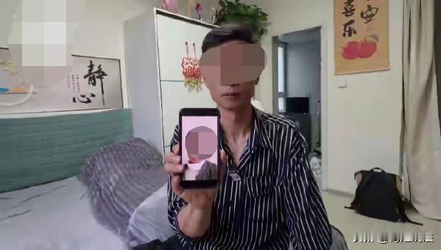 一个体型偏瘦的男子想增肥，恰巧刷到了一位“高级营养师”，声称可以帮他增肥，男子兴