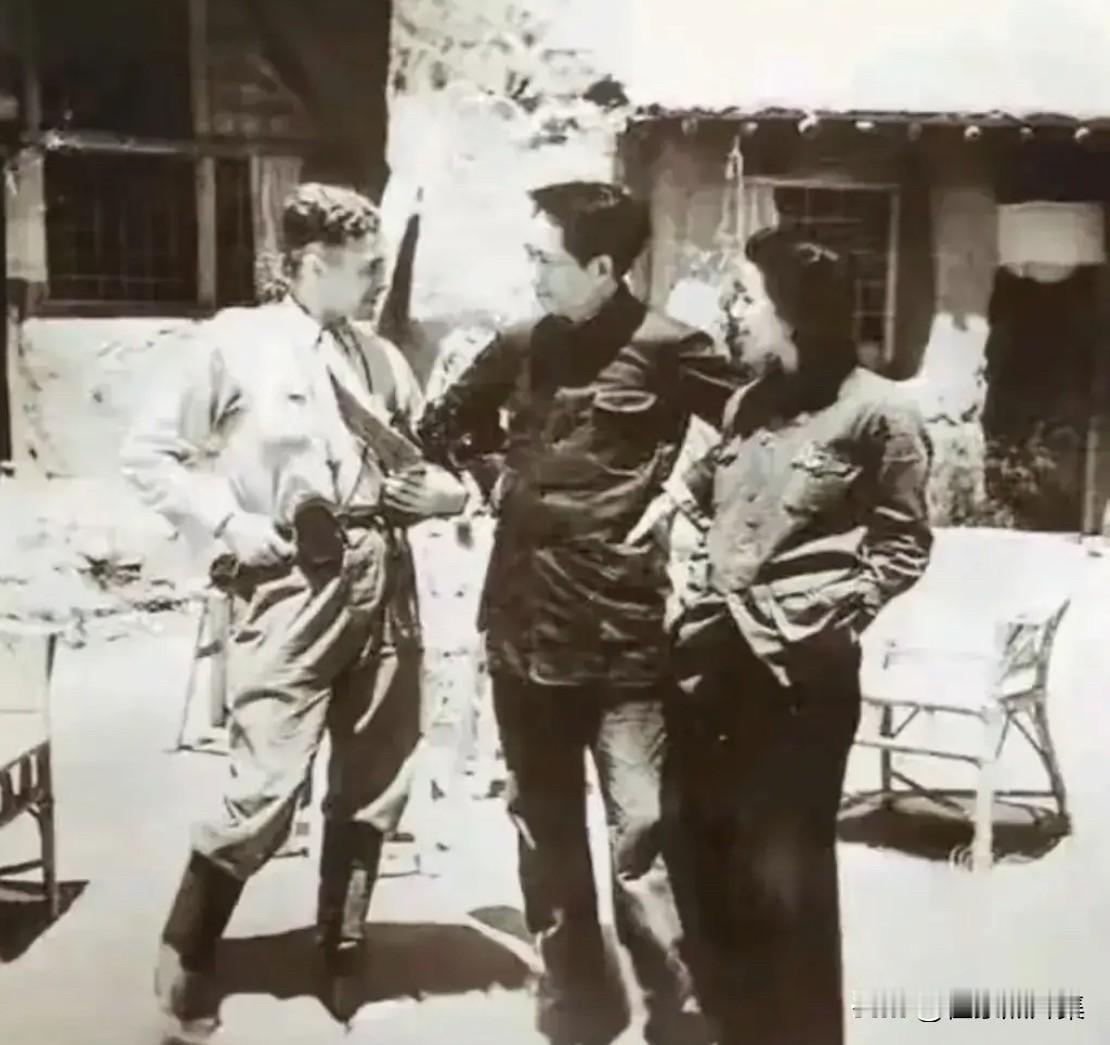 1939年9月，美国记者斯诺再次来到延安，再次采访了毛主席，这是他和毛主席夫妇的