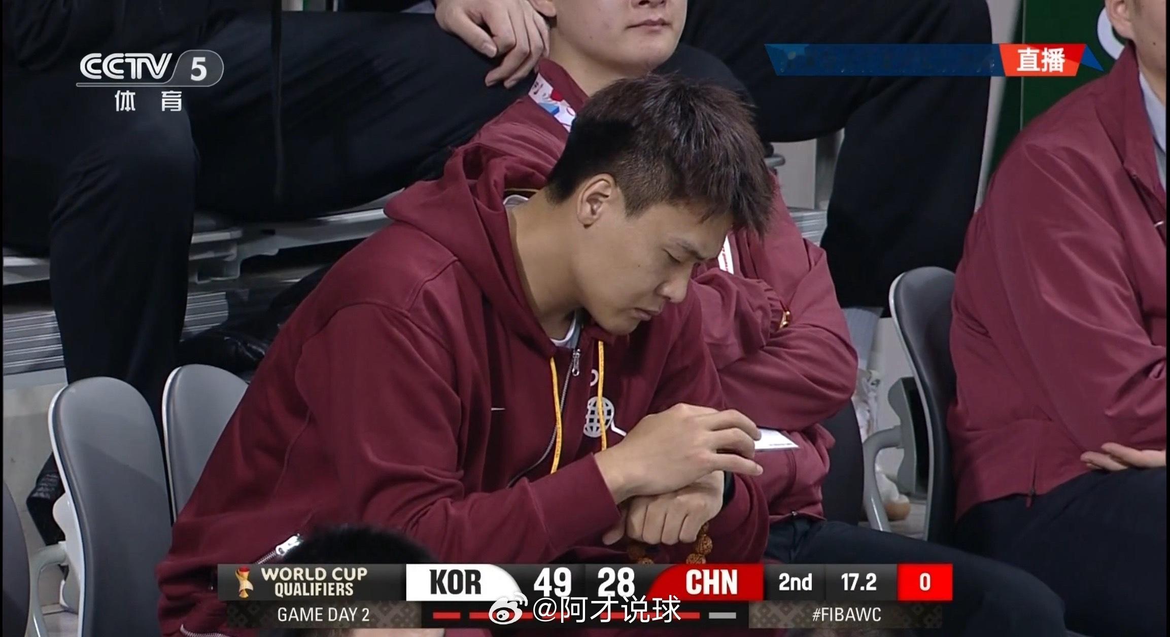 坐在场边无法上场帮助球队的赵睿，一定特别着急中国男篮vs韩国男篮男篮世预赛阿才说