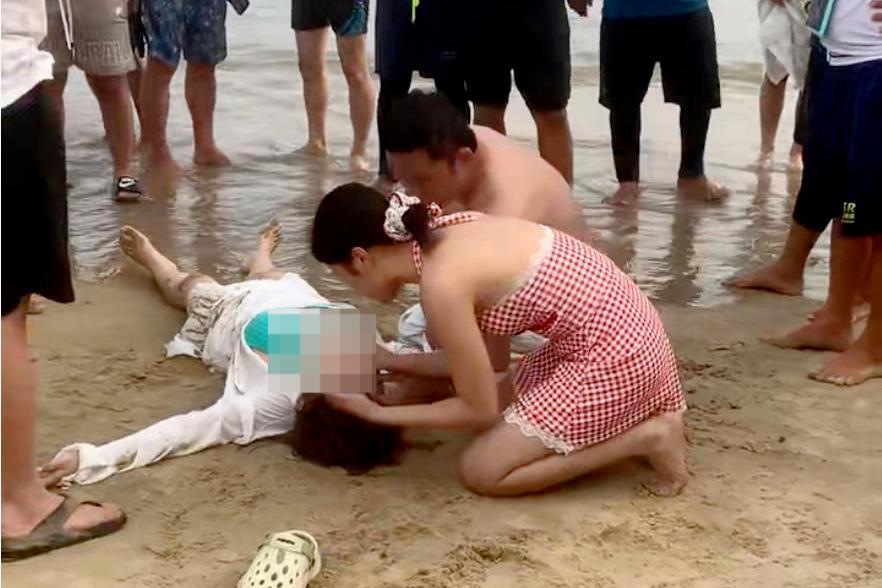 这位护士火了！海南万宁一女游客溺水心脏骤停，度假护士夫妻上演“教科书式急救”。