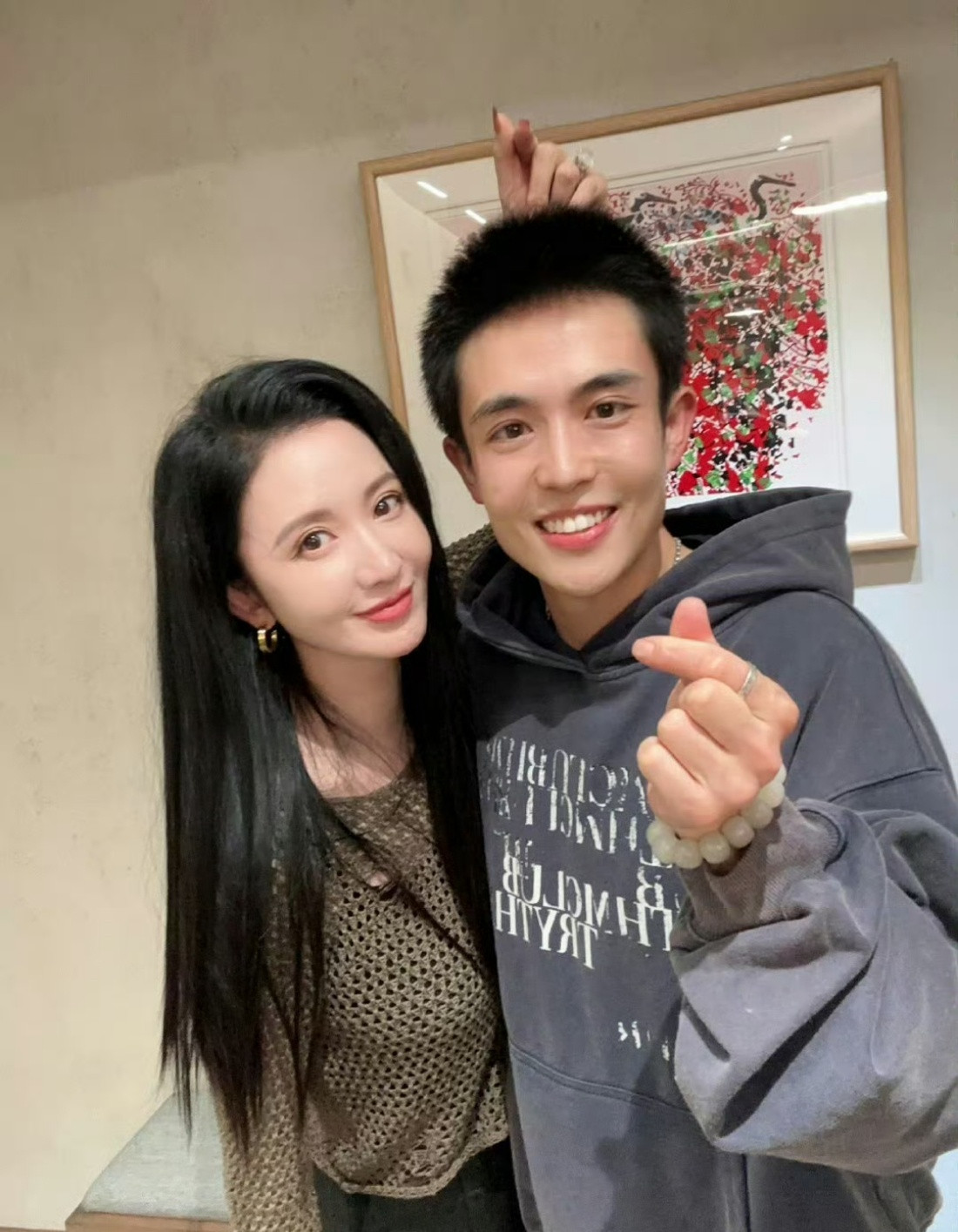 张萌签约王星，眼神慢慢回来了，会越来越好的！！加油，相信你！！​​​