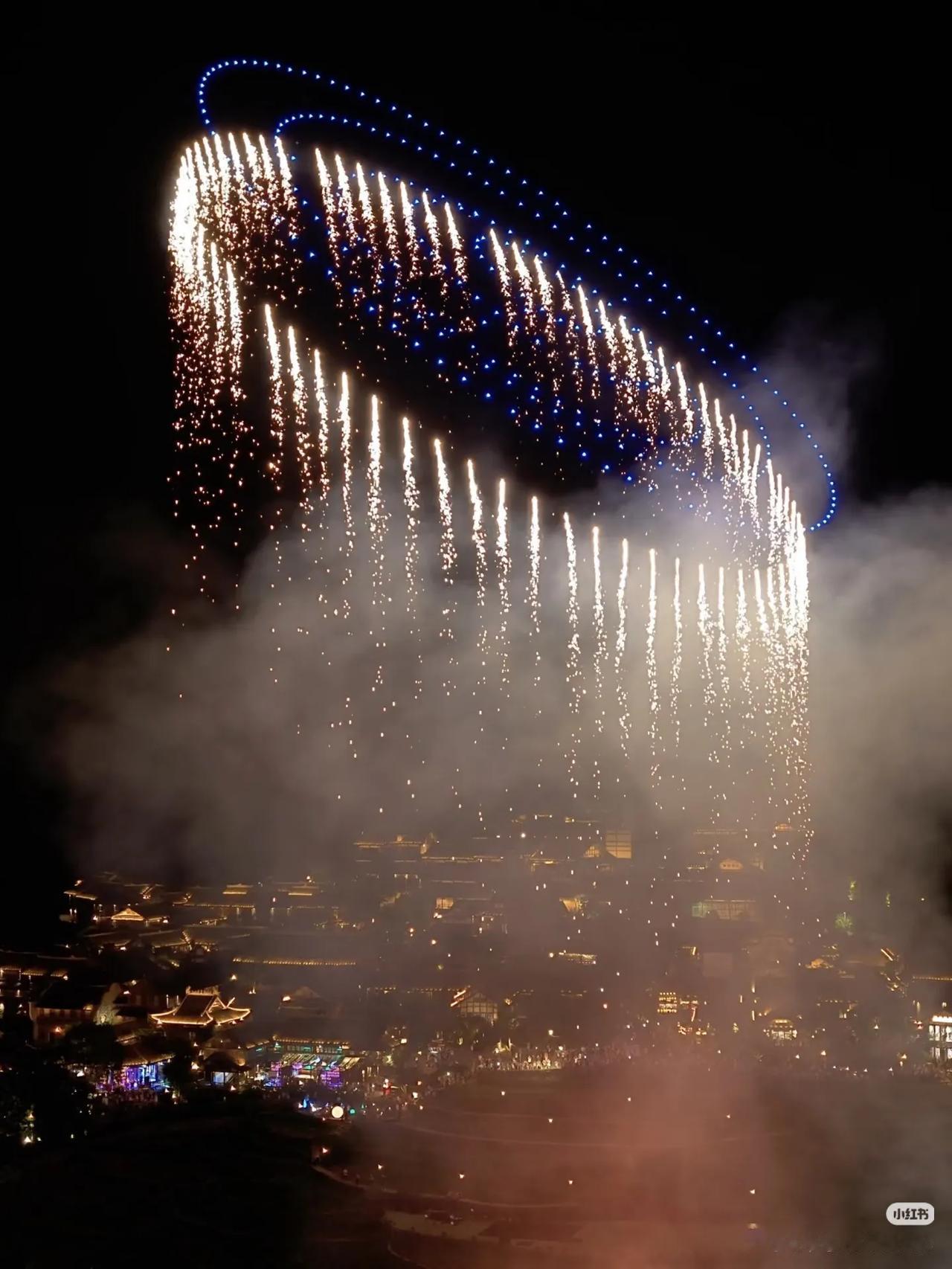 不愧是《国家地理》推荐的寨子，夜景太绝了在贵州的山水之间藏着一个宝藏寨子潺