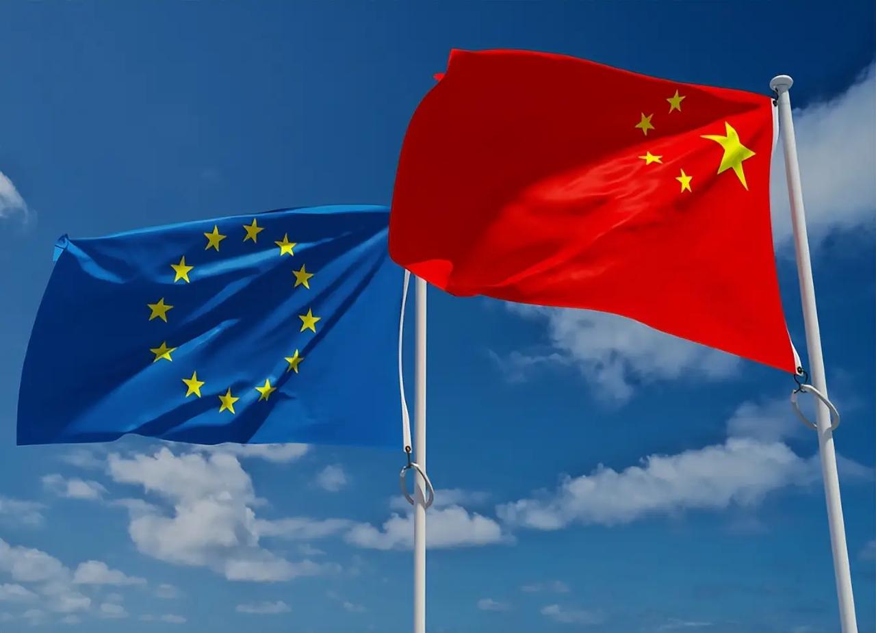 欧盟对华摊牌了，这是要对华下狠手？据路透社报道，法国总统马克龙和德国总理默茨10