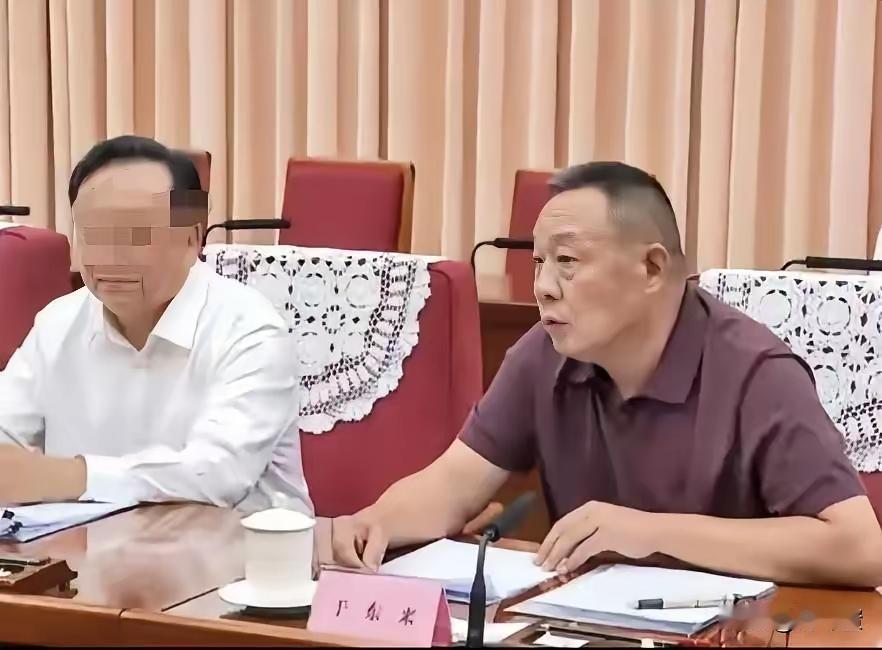 商超品牌胖东来创始人于东来受邀出席国务院企业家座谈会，获得官方层面认可。胖东来规