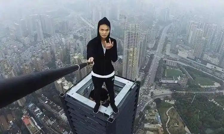 2017年，湖南小伙吴永宁为了赚取10万元，在长沙华远国际大厦263米高的楼顶进