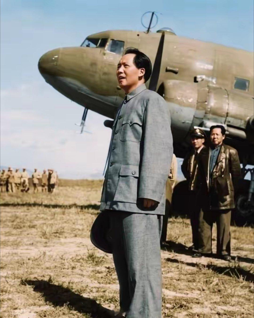 这是1945年老人家从重庆谈判回到延安时留下的照片，老人家在机场眺望着远方，神情