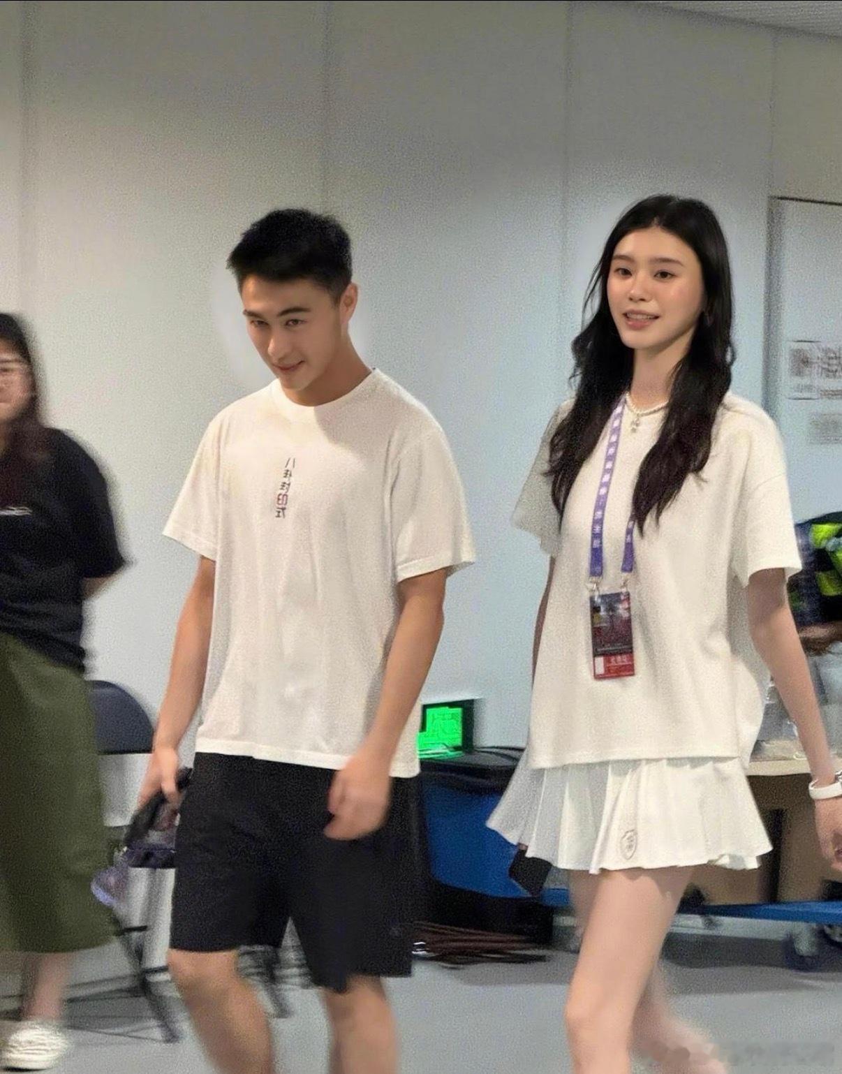 奚梦瑶何猷君看谢霆锋演唱会，超模就是超模啊，小明随便一个白t短裙，基础款的衣服也