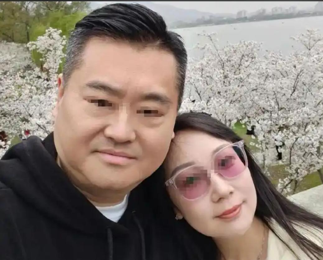 我有个男同学来我的城市三次，我请客，一次一个人，我又喊了一个共同的同学陪，又一次